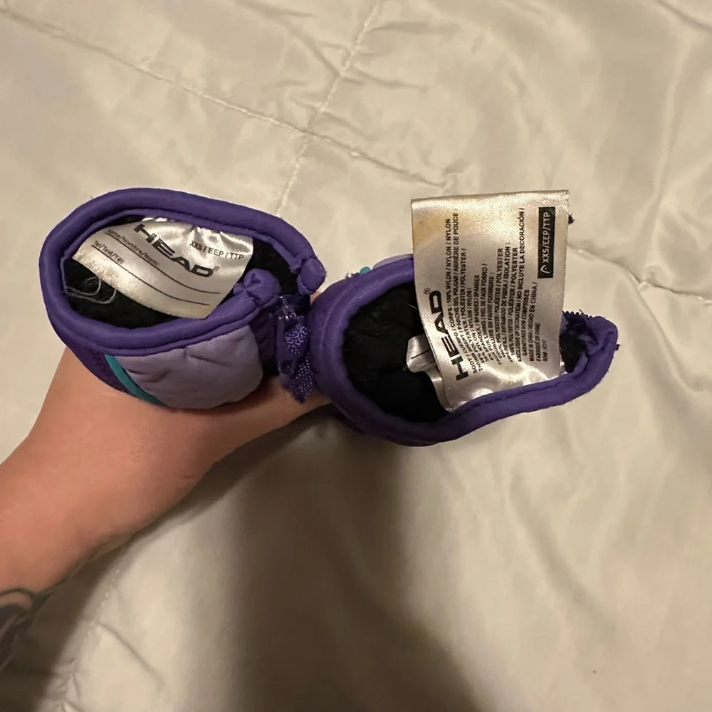 Girls purple mittens.